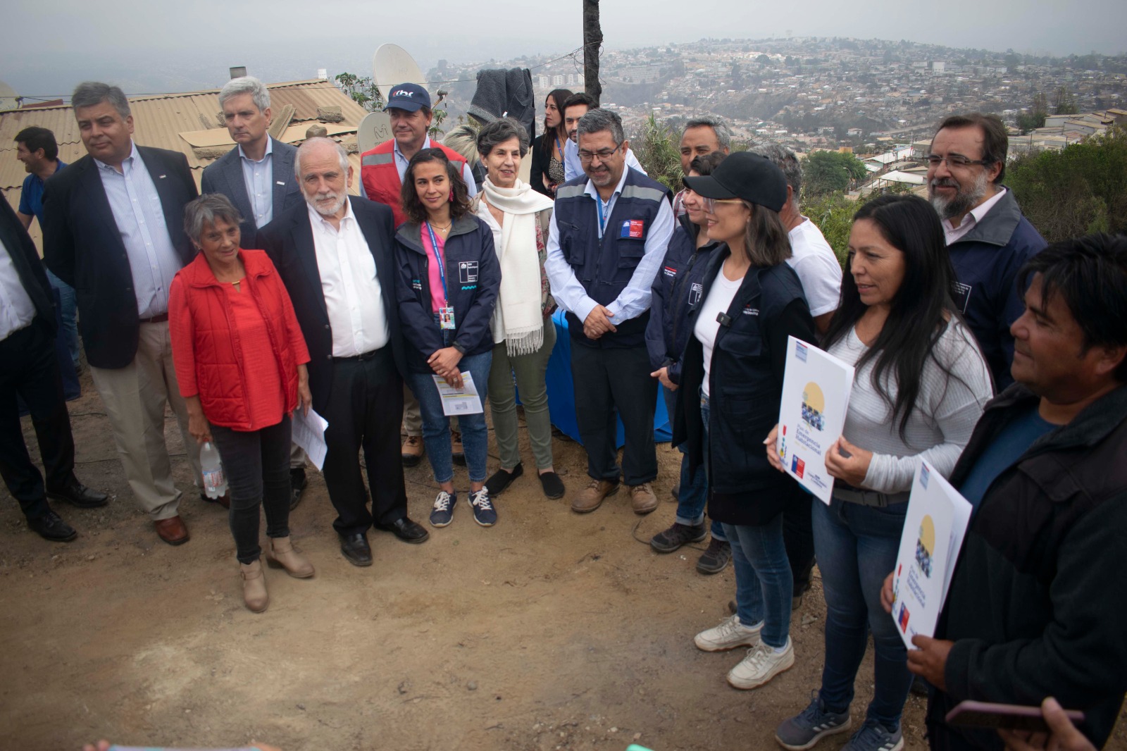 Entregan primeros subsidios de viviendas definitivas para damnificados por megaincendio en la región de Valparaíso